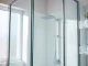 Erleben Sie die Funktionalität der sonni Duschkabine 90x90 in einem modernen Badezimmer mit eleganten Akzenten.